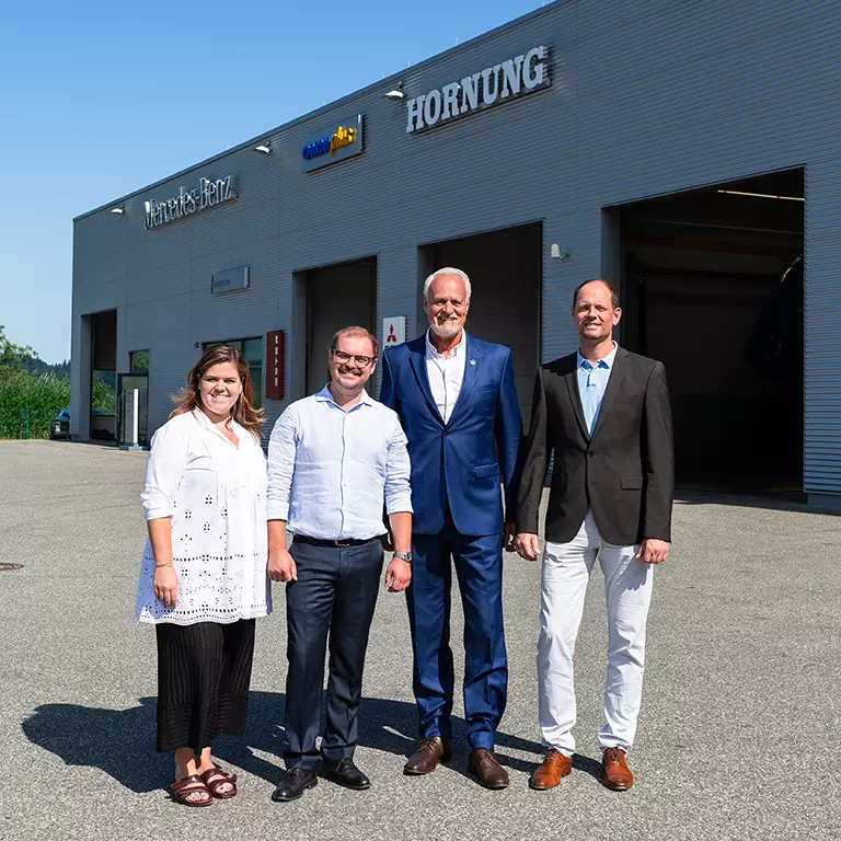 Florian Hornung als neuer LKW Verkaufsleiter. Von rechts Theresa Hornung, Florian Hornung, Andreas Dohmen und Robert Seid vor dem Betrieb in Eschenlohe.
